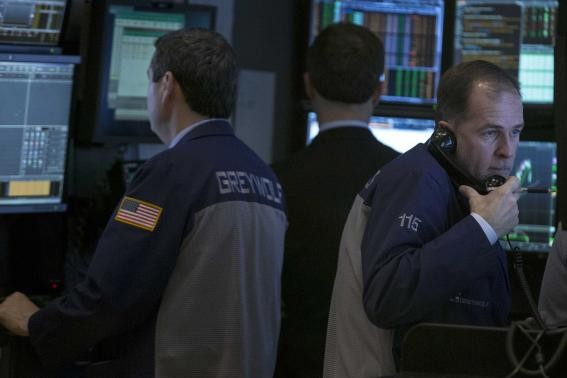 Đà tăng 4 phiên liên tiếp của Dow Jones và S&P đã bị chặn lại - Ảnh: Reuters