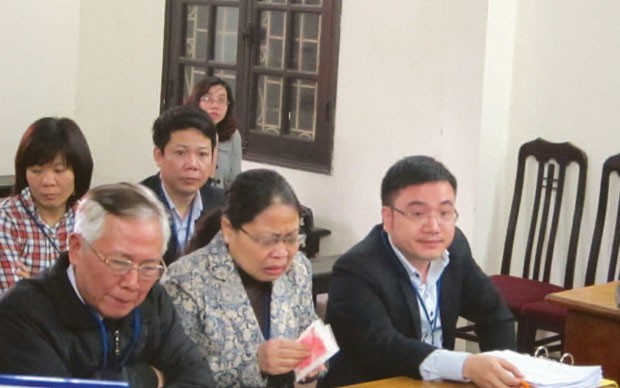 Bà Phạm Đặng Diệp Linh (giữa) bật khóc trước tòa vì uất ức
