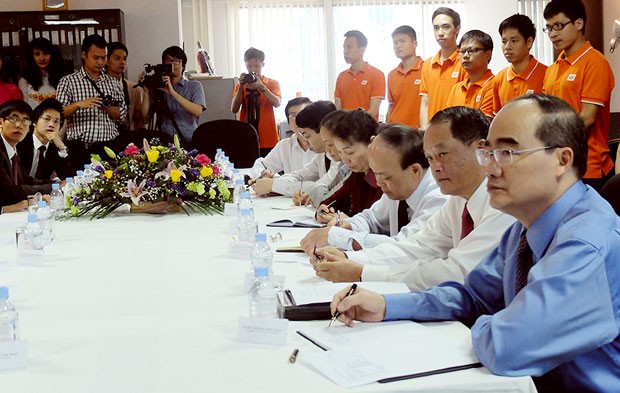 Chủ tịch Ủy ban Trung ương Mặt trận Tổ quốc Việt Nam Nguyễn Thiện Nhân (ngoài cùng bên phải) thăm và làm việc với FPT Singapore