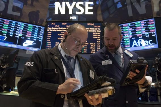 Lo ngại rủi ro, giới đầu tư đã thực hiện chốt lời, kéo phố Wall giảm điểm trong phiên cuối tuần - Ảnh: Reuters