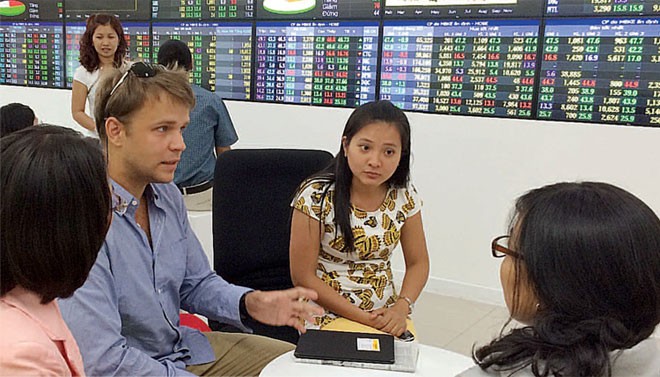 Một nhà đầu tư nước ngoài  tìm hiểu thủ tục đầu tư tại CTCK Maybank KimEng