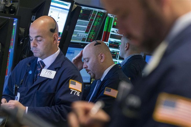 Dow Jones có tuần giảm điểm sau khi thiết lập đỉnh cao mới - Ảnh: Reuters