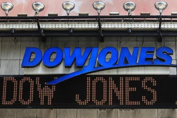 Dow Jones lần đầu tiên trong lịch sử vượt qua mốc 17.000 điểm nhờ dữ liệu việc làm tích cực - Ảnh: Reuters