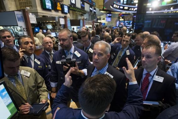 Giới đầu tư Phố Wall ồ ạt rút tiền khỏi chứng khoán để chuyển qua các kênh đầu tư an toàn hơn - Ảnh: Reuters