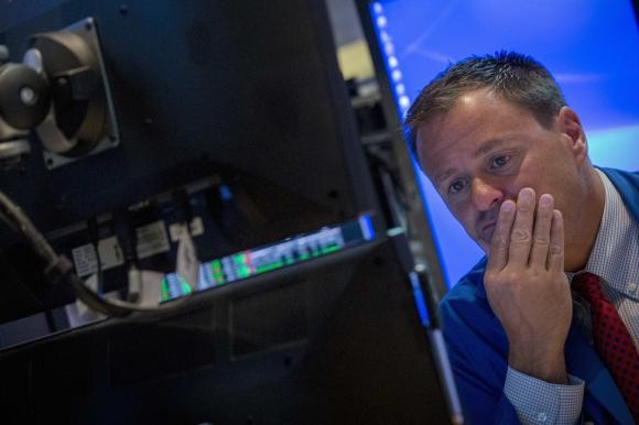 Dow Jones đã không thể chinh phục lại mốc 17.000 trong phiên đầu tuần - Ảnh: Reuters