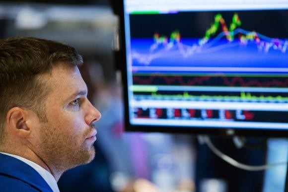 Phố Wall giảm điểm do ảnh hưởng của nhóm cổ phiếu vận tải - Ảnh: Reuters