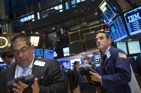 S&P 500 cán mốc 2.000 điểm trong phiên 26/8, nhưng rất mong manh - Ảnh: Reuters