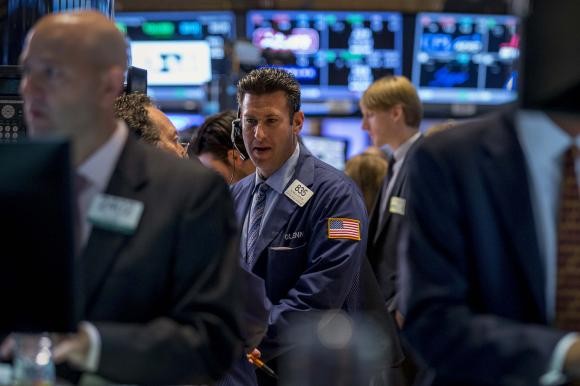 Giới đầu tư phố Wall lo ngại FED sẽ tăng lãi suất sớm hơn dự kiến - Ảnh: Reuters