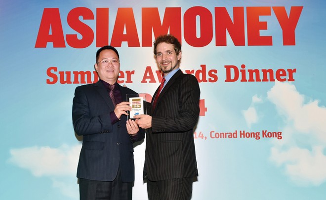 Ông Lê Hải, Phó tổng giám đốc MB (trái) nhận chứng nhận đoạt giải từ ông Richard Morrow, Tổng Biên tập Tạp chí Asia Money