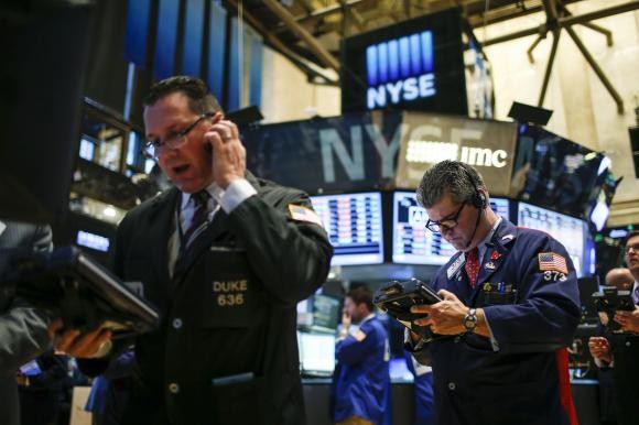 Giới đầu tư chứng khoán phố Wall nói riêng và toàn cầu nói chung đang "sống trong sợ hãi" - Ảnh: Reuters