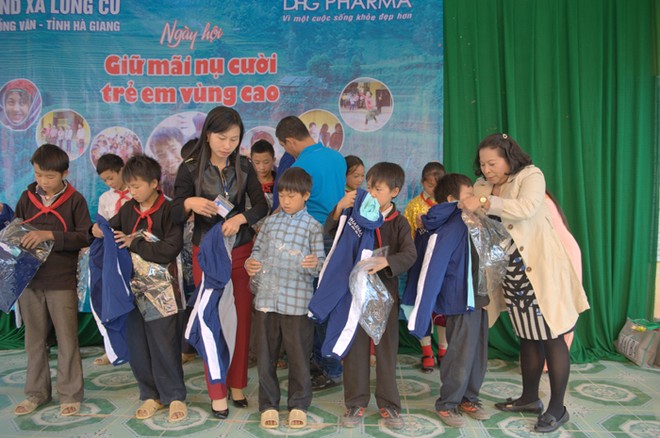 Những tấm áo do DHG tặng sẽ giúp các em học sinh Lũng Cú có thêm sức khoẻ để học tập trong mùa Đông này