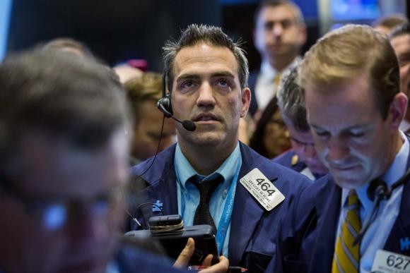 Phố Wall giảm ngay phiên đầu tuần do dữ liệu kinh tế kém khả quan - Ảnh: Reuters