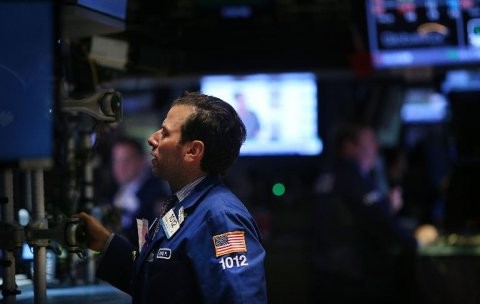Phố Wall giảm mạnh sau dữ liệu kinh tế kém khả quan - Ảnh: Reuters