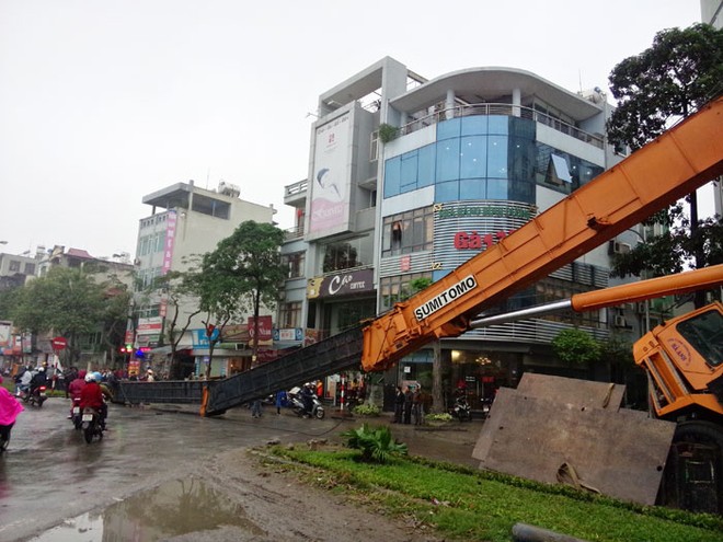 Hy hữu vụ đổ xe cẩu dài 40 m tại Khu đô thị mới Linh Đàm