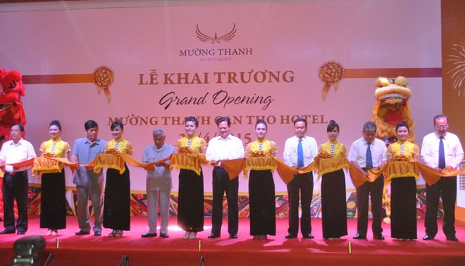 Thủ tướng Chính phủ Nguyễn Tấn Dũng dự lễ khai trương và cắt băng khánh thành Khách sạn Mường Thanh Cần Thơ