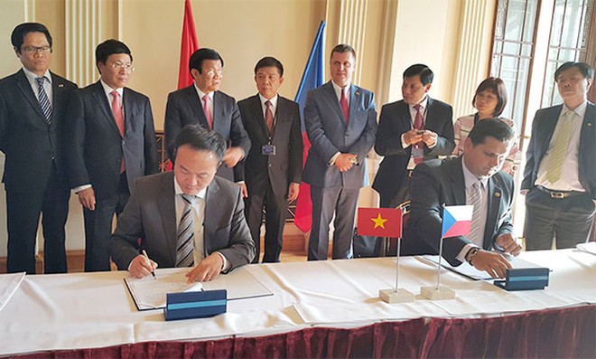 Chủ tịch nước Trương Tấn Sang, Tổng thống  Séc, Milos Zeman và lãnh đạo 2 nước chứng kiến lễ ký kết thỏa thuận hợp tác giữa FECON và SKD 