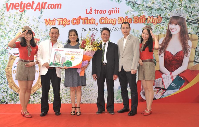 Ông Lưu Đức Khánh, Giám đốc điều hành Vietjet trao tặng giải thưởng căn hộ Dragon City 2 tỷ đồng cho hành khách Nguyễn Thị Vy