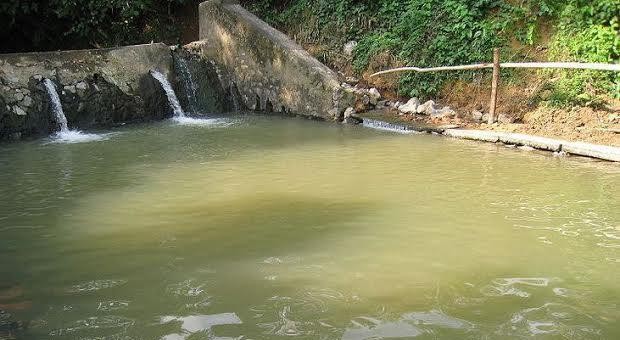 Suối nước khoáng Bang Quảng Bình ngày càng bị ô nhiễm.