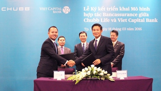Đại diện Chubb Life Việt Nam và Viet Capital Bank ký kết triển khai mô hình hợp tác kinh doanh