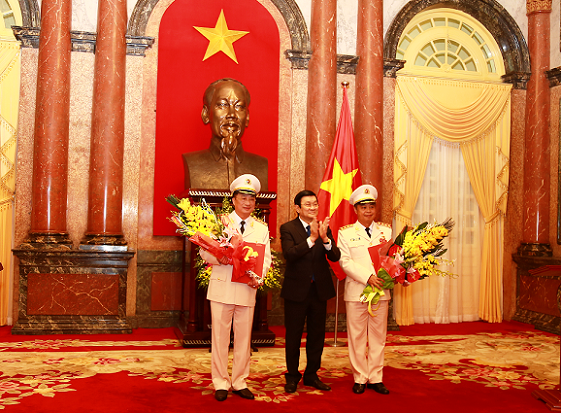 Chủ tịch nước Trương Tấn Sang trao Quyết định thăng cấp hàm Thượng tướng cho đồng chí Nguyễn Văn Thành và đồng chí Phạm Dũng