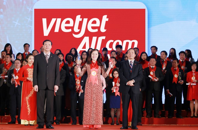 Bà Nguyễn Thị Thúy Bình, Phó tổng giám đốc Vietjet, đại diện cho công ty nhận giải