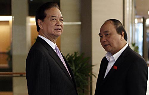 Thủ tướng Nguyễn Tấn Dũng và Phó Thủ tướng Nguyễn Xuân phúc tại hành lang Quốc hội