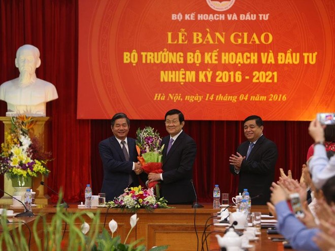 Nguyên Chủ tịch nước Trương Tấn Sang tặng hoa chúc mừng Bộ trưởng Bùi Quang Vinh tại lễ bàn giao công việc ngày 14/4