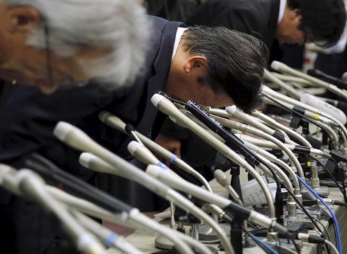 Các lãnh đạo Mitsubishi xin lỗi trong buổi họp báo. Ảnh: Reuters