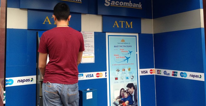Hình ảnh nhận diện thương hiệu thẻ quốc gia NAPAS trên hệ thống ATM và trên thẻ ghi nợ nội địa