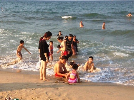 Người dân Quảng Bình đổ xô đi tắm biển sau khi có kết luận an toàn
