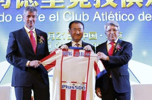 Wang Jianlin (giữa) trong sự kiện mua cổ phần Atletico Madrid năm ngoái. Ảnh: Reuters