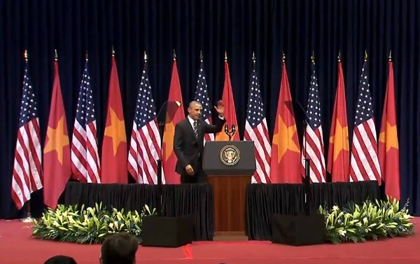 Tổng thống Mỹ Obama trong chuyến thăm chính thức Việt Nam (Ảnh: AP)