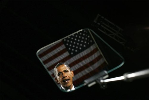 Hình ảnh Obama phản chiếu trên màn hình máy nhắc chữ trong chiến dịch tranh cử năm 2008. Ảnh: Reuters