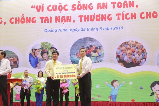 Đại diện Bảo Việt Nhân thọ trao biểu trưng chung tay góp sức tài trợ cho các chương trình gây quỹ vì trẻ em 2016 với số tiền 2,5 tỷ đồng