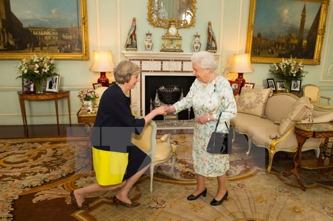 Tân Thủ tướng Theresa May (trái) tiếp kiến Nữ hoàng Anh Elizabeth II ở cung điện Buckingham ngày 13/7. (Nguồn: AFP/TTXVN)