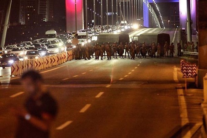 Quân đội Thổ Nhĩ Kỳ chặn cầu Bosphorus ở thủ đô 