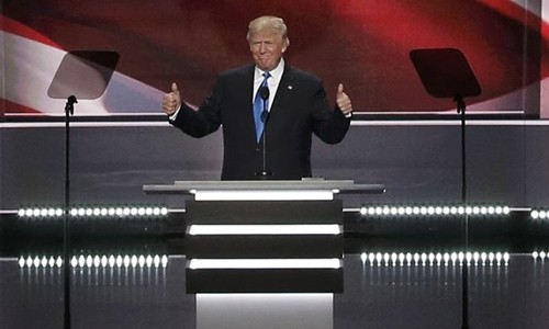 Donald Trump xuất hiện trên sân khấu đại hội toàn quốc đảng Cộng hòa ở Cleveland, Ohio, ngày 18/7. Ảnh: Reuters.