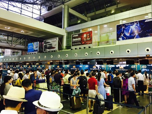 Các màn hình thông báo ở sân bay Nội Bàichiều nay đã tắt. Hành khách dồn ứ vì chưa thể làm được thủ tục bay. Ảnh: Hùng Sơn.