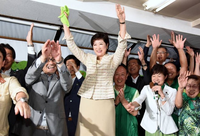 Tân thị Trưởng TokyoYuriko Koike và những người ủng hộ. Ảnh: Japan Times