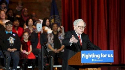 Warren Buffett là một trong các tỷ phú ủng hộ bà Hillary Clinton. Ảnh: Reuters