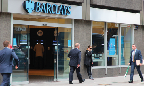 Cổ phiếu Barclays đã mất giá 50% trong một năm qua. Ảnh: FT
