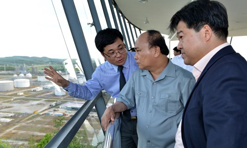 Thủ tướng Nguyễn Xuân Phúc (giữa) trao đổi với lãnh đạo BSR về hoạt động của nhà máy.