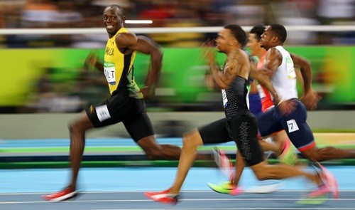 Usain Bolt (trái) có hợp đồng quảng cáo với rất nhiều công ty nổi tiếng thế giới. Ảnh: Reuters