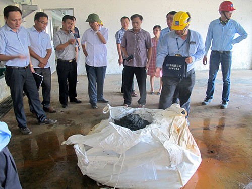 Nhà chức trách kiểm tra việc xử lý bùn thải tại dự án Formosa. Ảnh: Đức Hùng