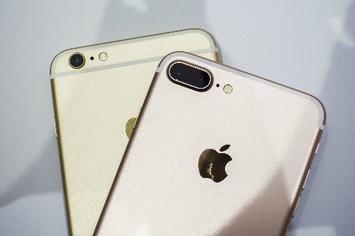 iPhone 7 Plus và phiên bản màu đen bóng Jet Black vẫn khan hàng và bị hét giá.