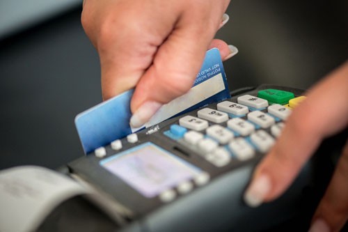 Thẻ tín dụng không dành cho những người bất cẩn và quá nghiệnmua sắm. Ảnh: AFP.