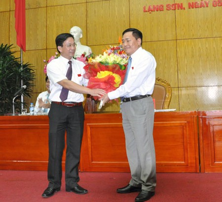Chủ tịch HĐND tỉnh Lạng Sơn Hoàng Văn Nghiệm chúc mừng ông Hồ Tiến Thiệu. Ảnh: Báo Lạng Sơn 
