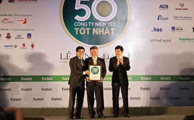 Đại diện Tập đoàn Hà Đô nhận chứng nhận TOP 50 Công ty niêm yết tốt nhất Việt Nam 2016
