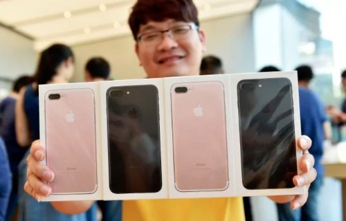 Các nhà bán lẻ ra thông báo phải tới 10/11 iPhone 7 và 7 Plus mới chính thức được bán ở Việt Nam, thay vì 15/10 như dự kiến. Ảnh: Telegraph.