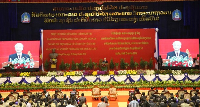 Tổng Bí thư Nguyễn Phú Trọng tới thăm và nói chuyện với cán bộ, giảng viên và sinh viên Đại học Quốc gia Lào. Ảnh: VOV